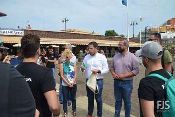 El Ayuntamiento impulsa una nueva campaña de concienciación medioambiental en las playas del municipio (Foto TA)